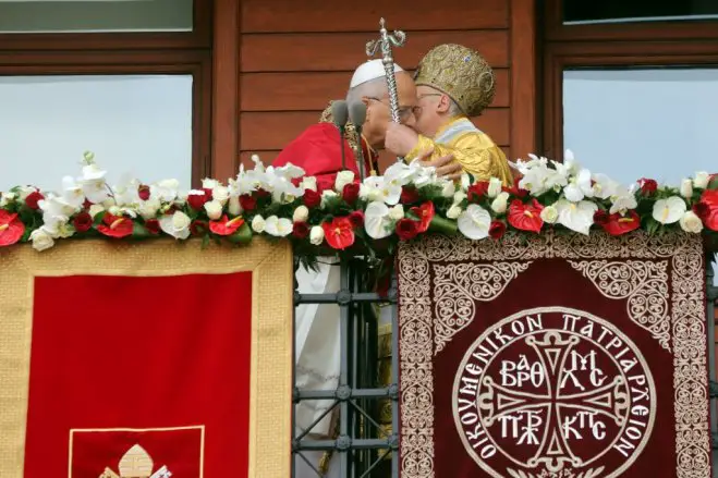 Unser Foto (© Eurokinissi) entstand während des Treffens zwischen Papst Leo XIV und dem Ökumenischen Patriarchen von Konstantinopel Bartholomäus (r.).