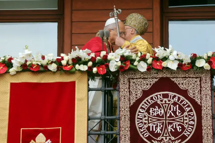 Unser Foto (© Eurokinissi) entstand während des Treffens zwischen Papst Leo XIV und dem Ökumenischen Patriarchen von Konstantinopel Bartholomäus (r.).