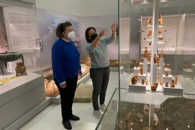 Foto (© gtp): Kulturministerin Lina Mendoni besucht das neue archäologische Museum in Messolongi.