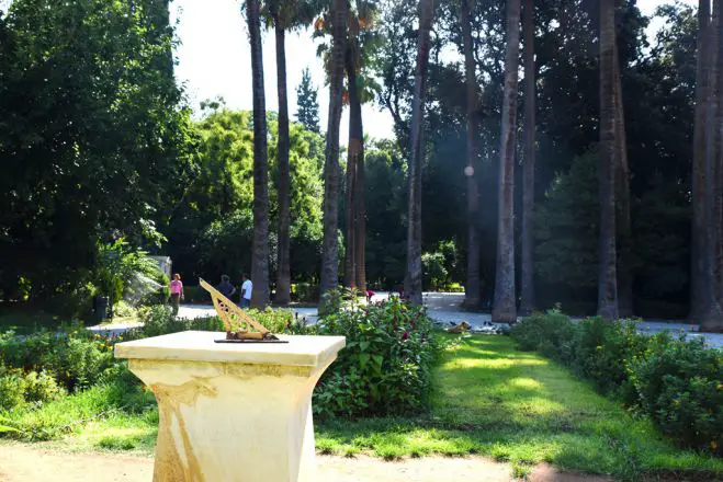 Unser Foto (© Eurokinissi) zeigt die Sonnenuhr im Nationalgarten von Athen.