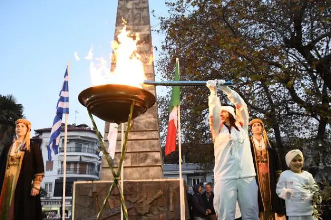 Unser Foto (© Eurokinissi) zeigt die Fackelstaffel der Olympischen Winterspiele 2026