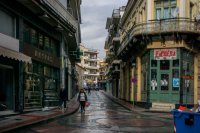 Unser Foto (© Eurokinissi) entstand in der nordgriechischen Stadt Drama während des Lockdowns.