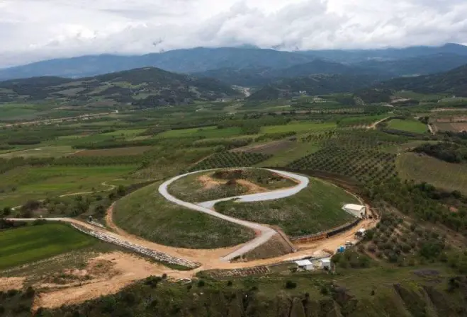 Das Foto (© yppo) zeigt Ausgrabungsarbeiten auf dem Kasta-Hügel. 