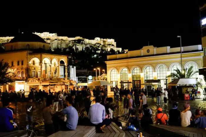 Unser Foto (© Eurokinissi) entstand nach Mitternacht auf dem Monastiraki-Platz im Athener Zentrum.