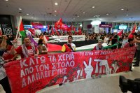 Unser Foto (© Eurokinissi) zeigt Sympathisanten der der „Global Sumud Flotilla“-Teilnehmer am Freitag (22.5.) auf dem Athener internationalen Flughafen „Eleftherios Venizelos“.