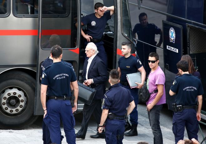 Unser Archivfoto (© Eurokinissi) entstand im Mai 2015, als Tsochatzopoulos unter starker Polizeibewachung einen Gerichtstermin wahrnehmen musste.