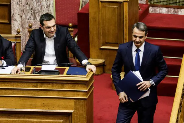 Unser Foto (© Eurokinissi) entstand am Freitag (8.2.) während der Debatte im Parlament über den Beitritt der FYROM als „Republik Nordmazedonien“ zur NATO. Links im Bild ist Ministerpräsident Alexis Tsipras neben Oppositionschef Kyriakos Mitsotakis von der konservativen ND.