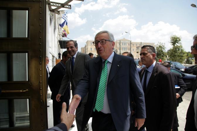 EU-Politiker Juncker gönnt sich in Griechenland ein Bad im Meer