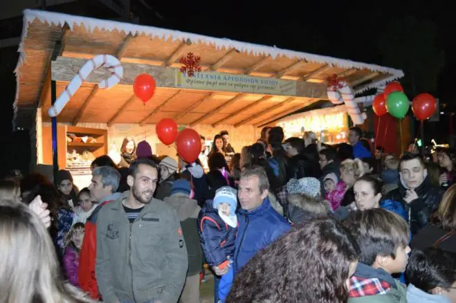 Unser Archivfoto (© Eurokinissi) entstand auf dem Weihnachtsmarkt in Ägion im Dezember 2016.