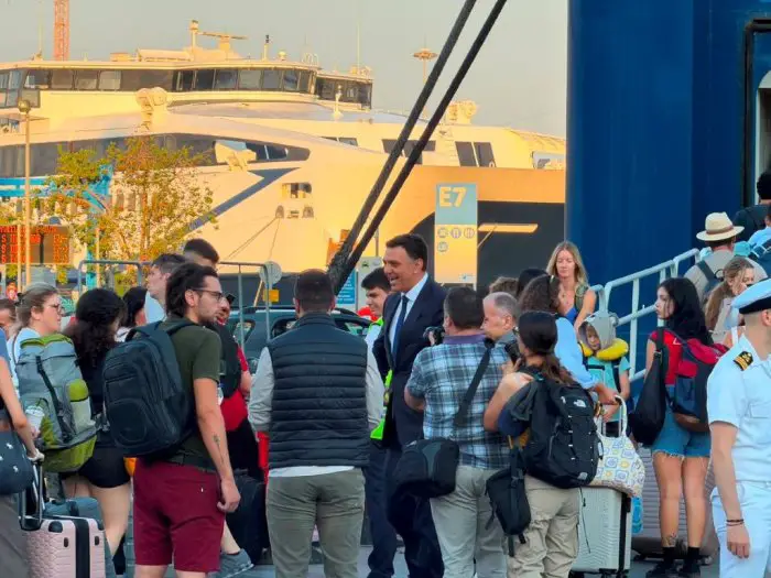 Unser Foto (© Pressebüro des Ministeriums für Handelsschifffahrt und Inselpolitik) zeigt den Minister für Handelsschifffahrt und Inselpolitik, Vassilis Kikilias, im Hafen von Piräus.
