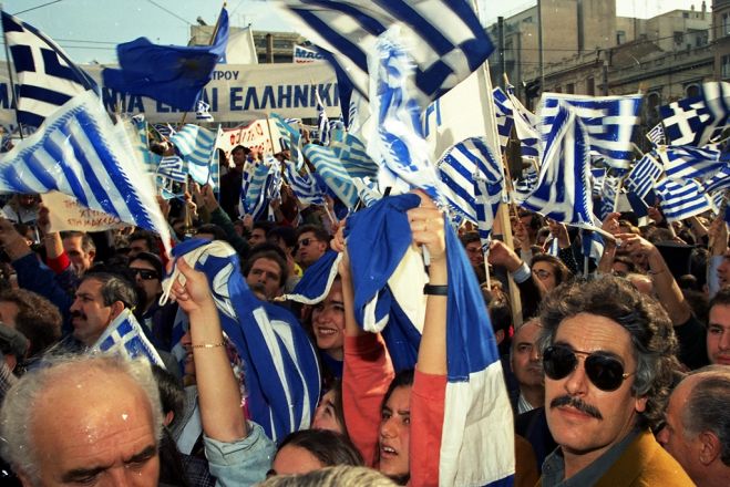 Unser Archivfoto (© Eurokinissi) entstand im Dezember 1992 bei einer Kundgebung in Athen. Protestiert wurde bereits damals dagegen, dass der Begriff „Mazedonien“ vom nördlichen Nachbarland als Staatsname benutzt werden darf.
