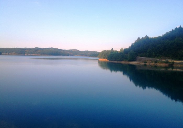 Foto (© Griechenland Zeitung / ms): Der Plastiras-Stausee.