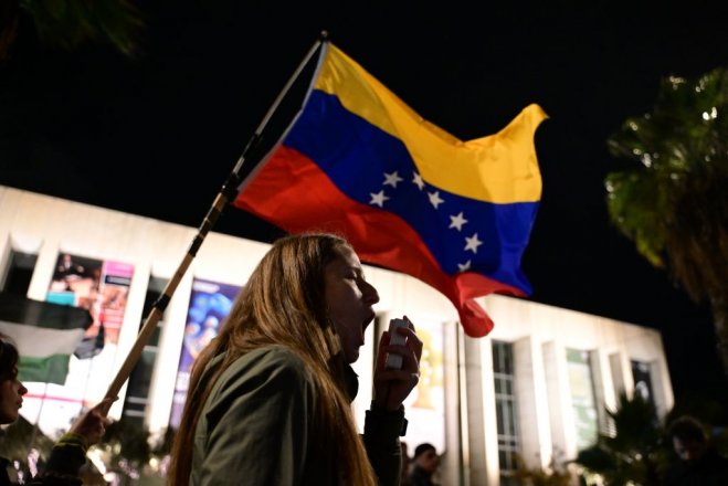 Unser Foto (© Eurokinissi) entstand am Samstag (3.1.) während einer Solidaritätsdemonstration im Athener Zentrum.