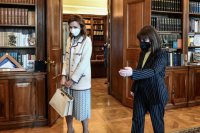 Unser Foto (© Eurokinissi) entstand am Montag (14.2.) im Büro des Staatspräsidentin Katerina Sakellaropoulou (r.).