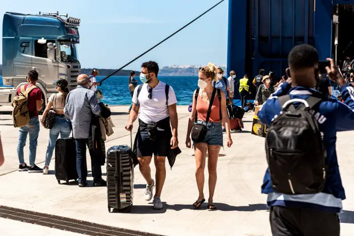 Unsere Fotos (© Eurokinissi) entstanden im Hafen „Athinios“ auf der Insel Santorini.