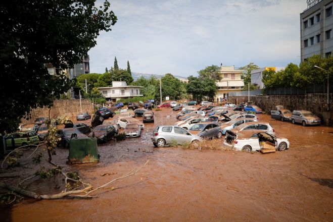 Fotos (© Eurokinissi) vom überschwemmten Parkplatz