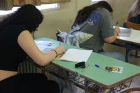 Auch die Universitätszugangsprüfungen (die sog. „Panellinies“) bedeuten für viele Jugendliche eine schwere Belastung. (Foto: © Eurokinissi)