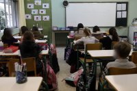 Foto (© Eurokinissi): Schülerinnen und Schüler im Deutschunterricht