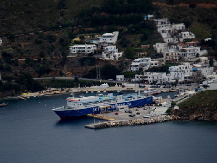 Unser Foto (© eurokinissi) zeigt den Hafen der Sporaden-Insel Skyros.