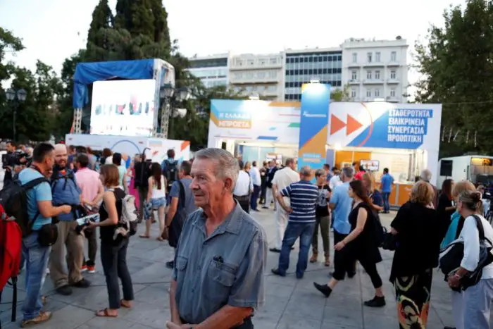 Unser Archivfoto (© Eurokinissi) entstand am 20. September 2015 bei den Parlamentswahlen am Athener Syntagmaplatz.