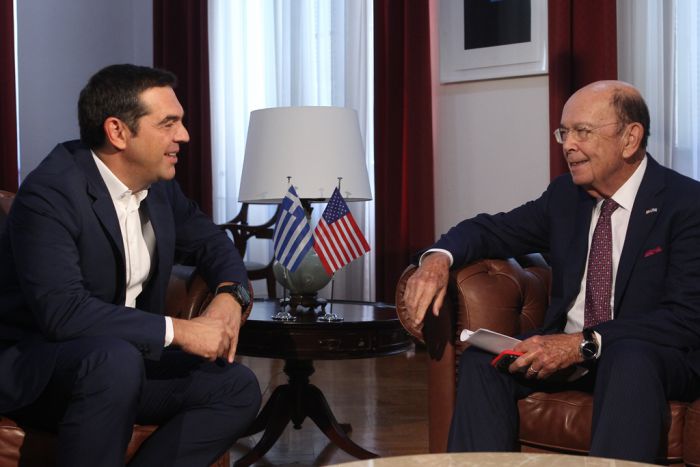 Unser Archivfoto (© Eurokinissi) zeigt den griechischen Ministerpräsidenten Alexis Tsipras im Gespräch mit dem US-Handelsminister Wilbur Ross im September.
