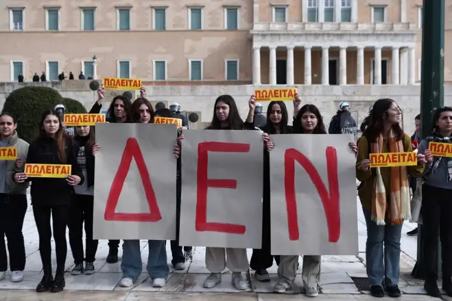 Unser Foto (© Eurokinissi) entstand während einer Demonstration gegen die Privatisierung der Universitäten.