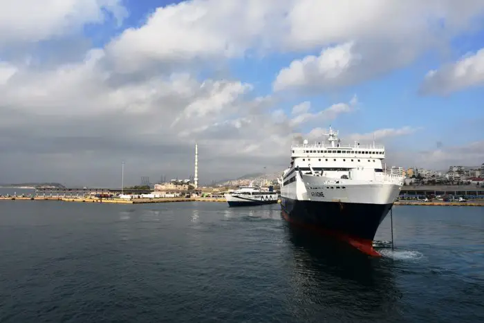 Foto (© Griechenland Zeitung / Jan Hübel): Am Hafen von Piräus.