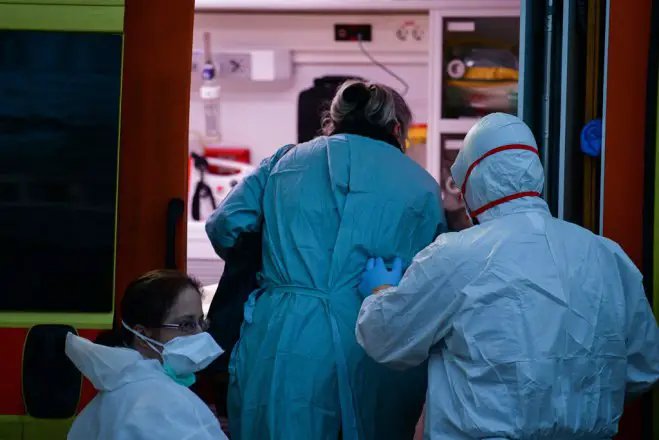 Unser Foto (© Eurokinissi) entstand am Donnerstag (5.3.) vor dem Krankenhaus von Amaliada auf der Peloponnes, wo der 66-jährige als erstes behandelt wurde.