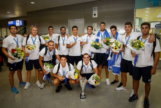 Unser Foto (© Eurokinissi) zeigt die Jugendmannschaft für Wasserball bei ihrer Ankunft in Athen.