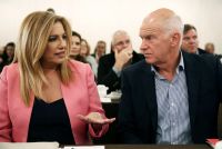 Unser Archivfoto (© Eurokinissi) zeigt den früheren Ministerpräsident Griechenlands Jorgos Papandreou (r.) und die Vorsitzende der sozialistischen Partei PASOK Fofi Gennimata.  