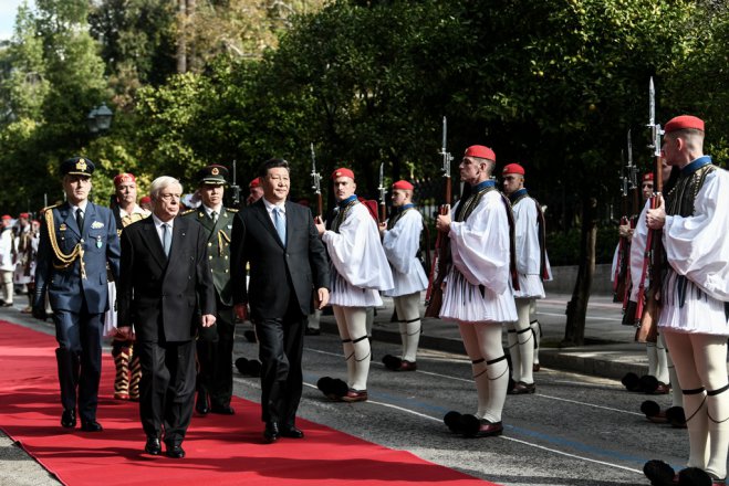 Vor dem Präsidenten-Palais wurde am Vormittag der Rote Teppich für den Staatsmann aus Fernost ausgerollt. (© Eurokinissi)