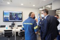 Unsere Fotos (© Pressebüro des Ministerpräsidenten / Dimitris Papamitsos) entstanden am Montag (24.5.) in der attischen Zentrale für Zivilschutz.