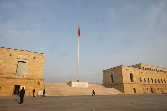 Unser Archivfoto (© Eurokinissi) entstand vor dem Mausoleum des türkischen Staatsgründers Mustafa Kemal Atatürk in Ankara.