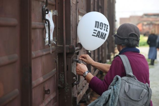 Unser Foto (© Eurokinissi) entstand bei einer Gedenkveranstaltung in der Stadt Thessaloniki im Jahr 2024