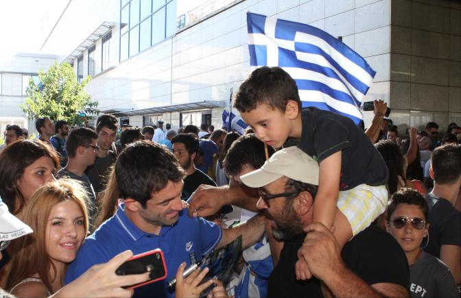 Hunderte Fans bereiten griechischer Nationalmannschaft herzlichen Empfang