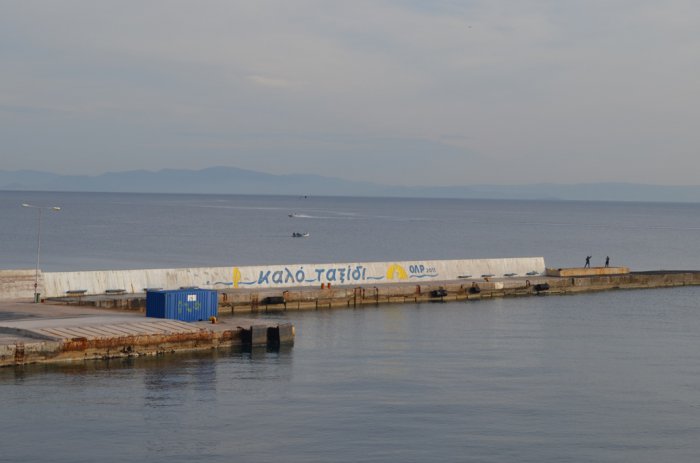 Foto (© Griechenland Zeitung / Jan Hübel): Hafen von Rafina.