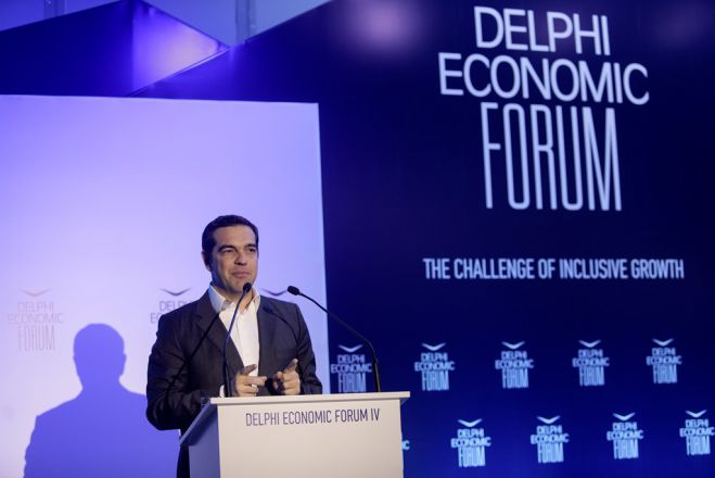 Unser Foto (© Eurokinissi) zeigt Ministerpräsident Alexis Tsipras während seiner Rede beim Delphi-Wirtschaftsforum.
