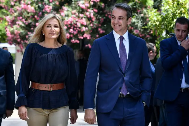 Unser Foto (© Eurokinissi) zeigt Ministerpräsident Kyriakos Mitsotakis und seine Ehefrau Mareva Grabowski.