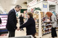 Unser Foto (© Eurokinissi) zeigt Premierminister Kyriakos Mitsotakis am Dienstag (5.3.) während eines Besuches in einem Athener Supermarkt.