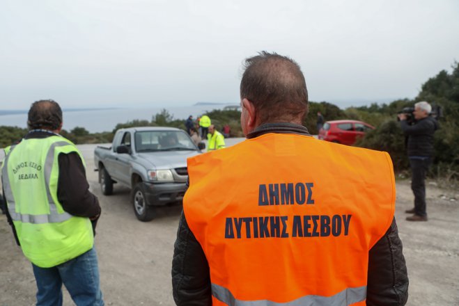 Unser Foto (© Eurokinissi) entstand in der Gemeinde West-Lesbos, wo die Regierung ein neues Auffanglager für Asylsuchende bauen will.