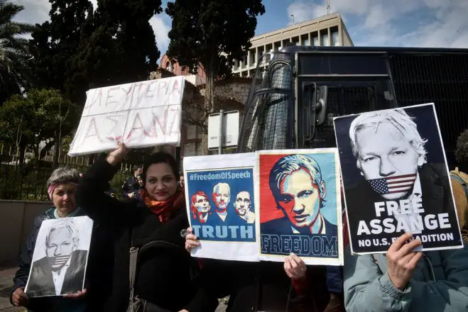 Unsere Fotos (© Eurokinissi) entstanden am Samstag vor der britischen Botschaft in Athen.
