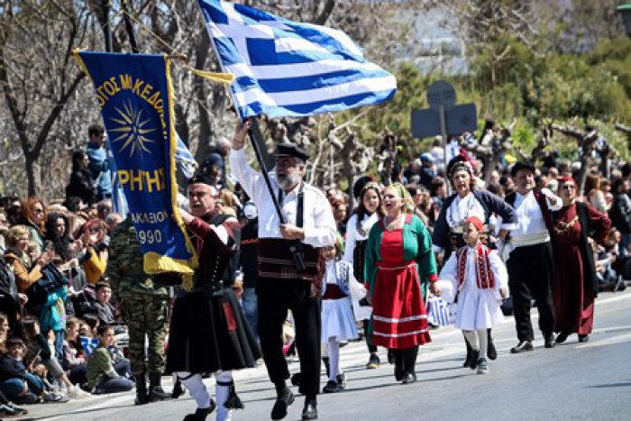 Bei den Paraden am 25. März sieht man die unterschiedlichsten Trachten ... (Foto: © Eurokinissi/Archiv)