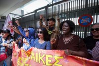 Unser Archivfoto (© Eurokinissi) entstand Anfang Mai und zeigt Demonstranten vor der Botschaft der Republik Zypern in Athen. Anlass für diesen Protest war die Ermordung jener Frauen, für die der Täter, ein zyprischer Armeeoffizier, am 24.6.2019 zu siebenfacher lebenslänglicher Haft verurteilt wurde.