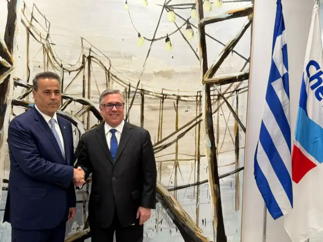 Unser Foto (© Eurokinissi) zeigt den Minister für Umwelt und Energie Stavros Papastavrou (l.) während eines Besuches bei Chevron in den USA.