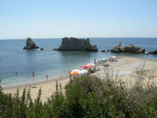 Unser Foto (© Griechenland Zeitung / Robert Stadler) zeigt den Strand von Artolithi in Westgriechenland.