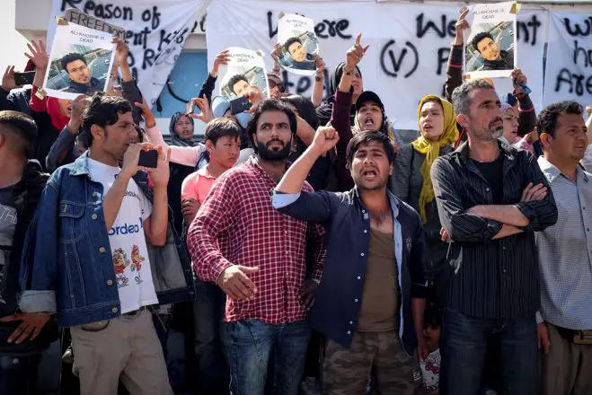 Unser Archivfoto (©Eurokinissi) ist auf der Insel Lesbos während einer Demonstration von Asylsuchenden und Immigranten entstanden.