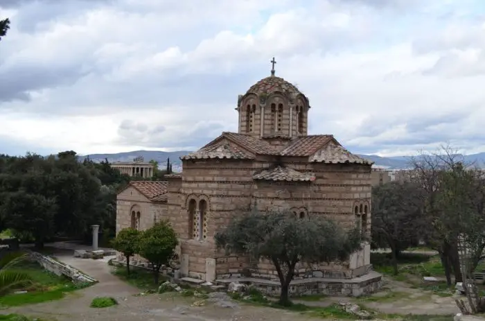 Dichte Wolkendecke und Regen über Hellas