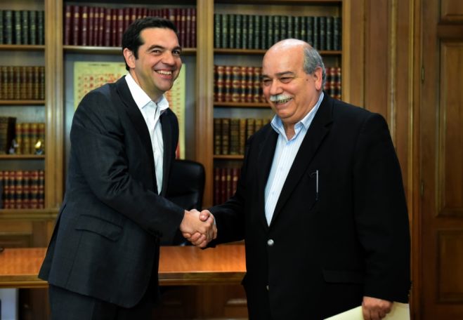 Unser Foto (© Eurokinissi) zeigt Ministerpräsident Tsipras mit dem Parlamentspräsidenten Voutsis (r.).