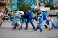 Unsere Archivfotos (© Eurokinissi) entstanden im Hafen von Samos sowie in einem Flüchtlingslager auf Lesbos.
