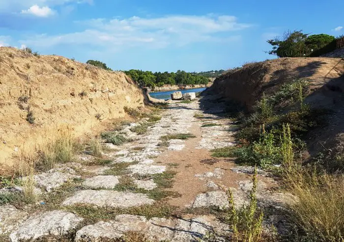 Foto (© GZjr): Ein „Kanal“ aus Steinplatten